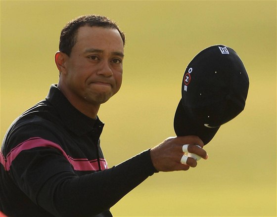 Tiger Woods skonil v St. Andrews i pes sluný výkon a v tetí desítce