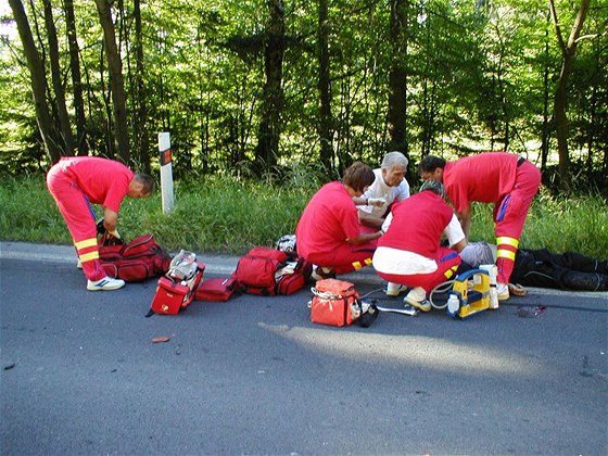 Motocyklistovi po havárii na Bruntálsku nezachránila ivot ani resuscitace.