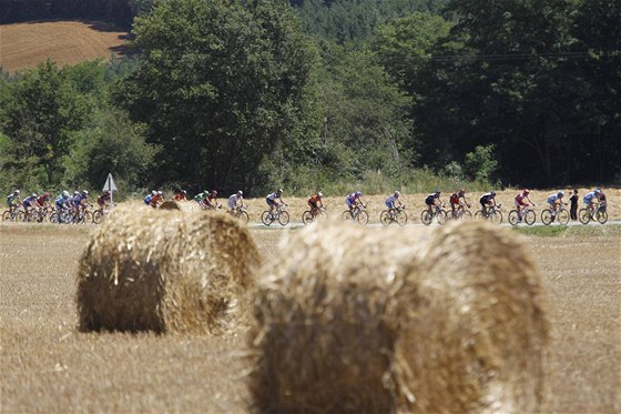 V 15. etap Tour de France se cyklisté ped závreným stoupáním schovali fotografm za balíky slámy