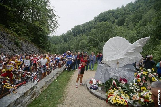 POCTA FABIU CASARTELLIMU. Pomník pipomíná smrt italského cyklisty pi slavném závod v roce 1995.