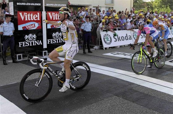 Triumf Marka Cavendishe, kterého ve spurtu 11. etapy Tour de France marn stíhal  Alessandro Petacchi.