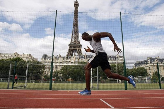 VE STÍNU EIFFELOVKY. Jamajský sprinter Usain Bolt se pipravuje na mítink...