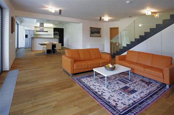 Ve spoleném obývacím prostoru má "hlavní slovo" dubová podlaha s píjemn matným olejovaným povrchem 
