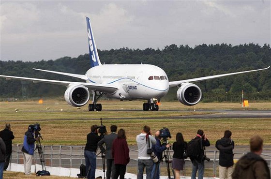 Dreamliner od Boeingu pistál v Anglii na první zahraniní cest. (18. ervence 2010)