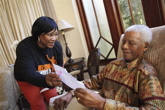 Zindzi Mandelová ukazuje svému otci Nelsonovi blahopání k narozeninám