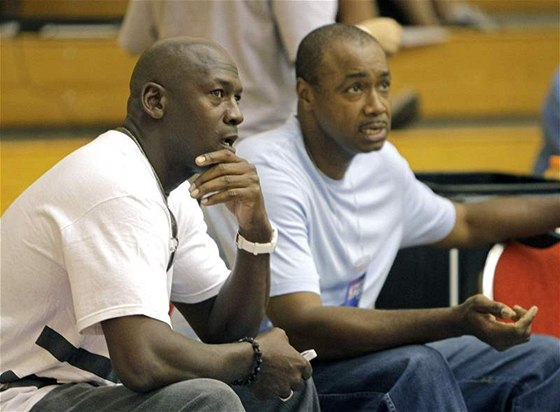 Michael Jordan (vlevo), majitel Charlotte Bobcats, s generálním manaerem Rodem Higginsem
