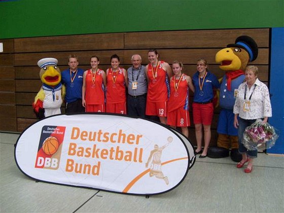 Mladé eské reprezentantky v basketbalu 3 na 3 se zlatými medailemi z turnaje v Hamburku