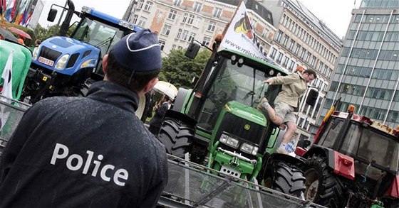 Producenti mléka ze západní Evropy protestují v Bruselu proti ruení mléných kvót. (12. 7. 2010)