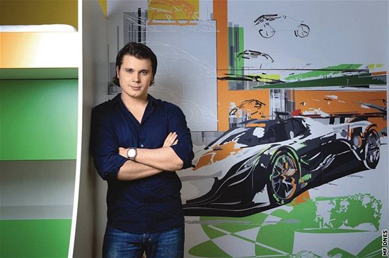 Designér Tomá Marx stojí ped tapetou do dtského pokoje, kterou navrhl. Znázoruje vývoj sportovního vozu