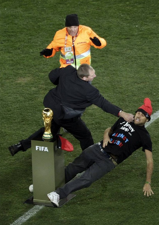 NESAHEJ NA TO! Další z kousků Jimmyho Jumpa. K trofeji pro mistry světa se však těsně nedostal, ochranka zasáhla. NESAHEJ NA TO! Další z kousků Jimmyho Jumpa. K trofeji pro mistry světa se však těsně nedostal, ochranka zasáhla.
