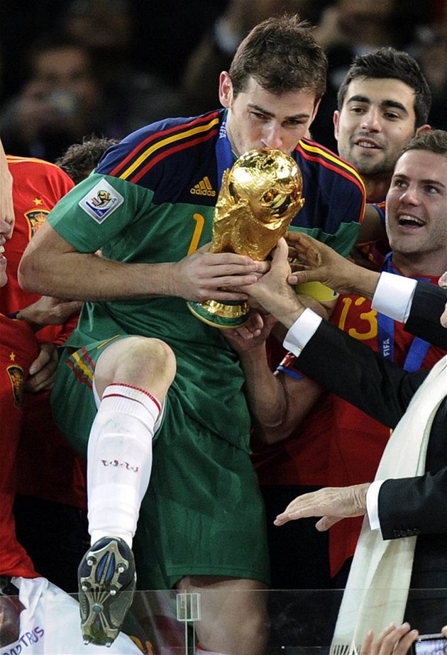 HRDINA. Španělský brankář Iker Casillas ve finále zlikvidoval několik velkých šancí a zaslouženě si pak vychutnával radost z vítězství. HRDINA. Španělský brankář Iker Casillas ve finále zlikvidoval několik velkých šancí a zaslouženě si pak vychutnával radost z vítězství.