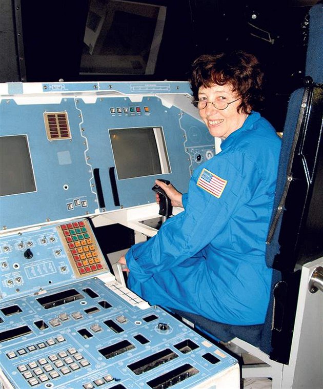 Uitelka praské základní koly Hana Modrová je v kabin simulátoru raketoplánu.