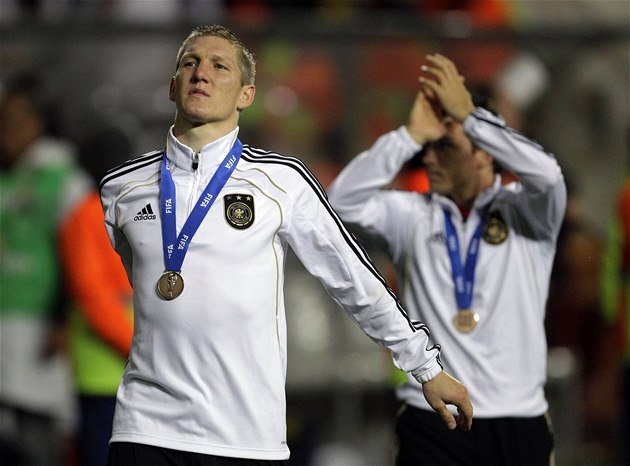 NĚMECKÁ RADOST. Záložník Bastian Schweinsteiger se raduje z bronzové medaile na mistrovství světa v Jižní Africe. NĚMECKÁ RADOST. Záložník Bastian Schweinsteiger se raduje z bronzové medaile na mistrovství světa v Jižní Africe.
