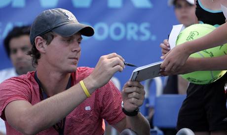 Tom Berdych se podepisuje fanoukm pi turnaji ECM Prague Open