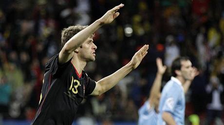 Thomas Mller se raduje z branky, kterou otevel skre zpasu proti Uruguayi.