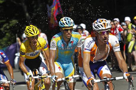 Fanouci na trati trnct etapy Tour de France polvaj vodou ti favority zvodu - Schlecka, Contadora a Menova (zleva).