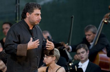 Argentinský tenorista José Cura vystoupil na Mezinárodním hudebním festivalu v Českém Krumlově v roce 2010 Argentinský tenorista José Cura vystoupil na Mezinárodním hudebním festivalu v Českém Krumlově v roce 2010