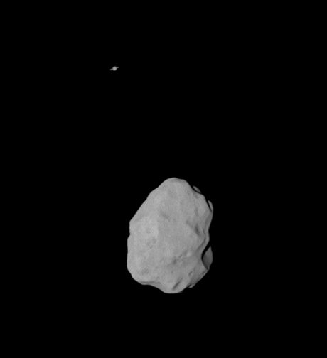 Fotografie pozen sondou Rosetta - Lutetia a v pozad Saturn