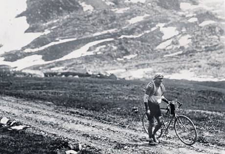 TOUR 1910. Pyreneje maj na Tour premiru. Octave Lapize, pozdj vtz, pekonv pyrenejsk prsmyky i vedle kola.