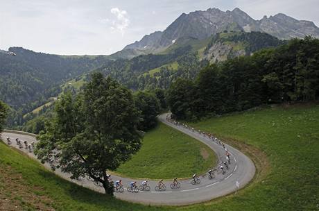 Jeden ze sjezd v alpsk etap Tour de France. 