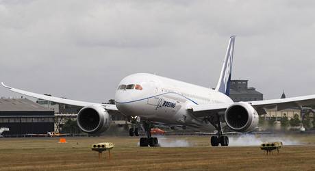 Dreamliner od Boeingu pistl v Anglii na prvn zahranin cest. (18. evence 2010)