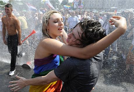 Pochodu gay a leseb se ve Varav zastnily tisce lid (17. ervence 2010)