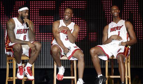 Hvzdn trio z Miami Heat: zleva LeBron James, Dwyane Wade a Chris Bosh