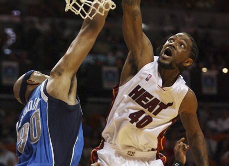 Udonis Haslem z Miami Heat smeuje do koe pes dallaskho Drewa Goodena.