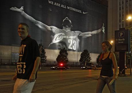LeBron James na ob reklam v Clevelandu.