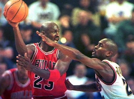 Gary Payton (vpravo) v dresu Seattlu SuperSonics brn Michaela Jordana z Chicaga Bulls