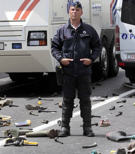 Producenti mlka ze zpadn Evropy protestuj v Bruselu proti ruen mlnch kvt. Po policistech hzeli boty nebo pneumatiky (12. 7. 2010)