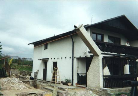 Pvodn terasa byla vytvoena prodlouenm lodie v pedn sti domu