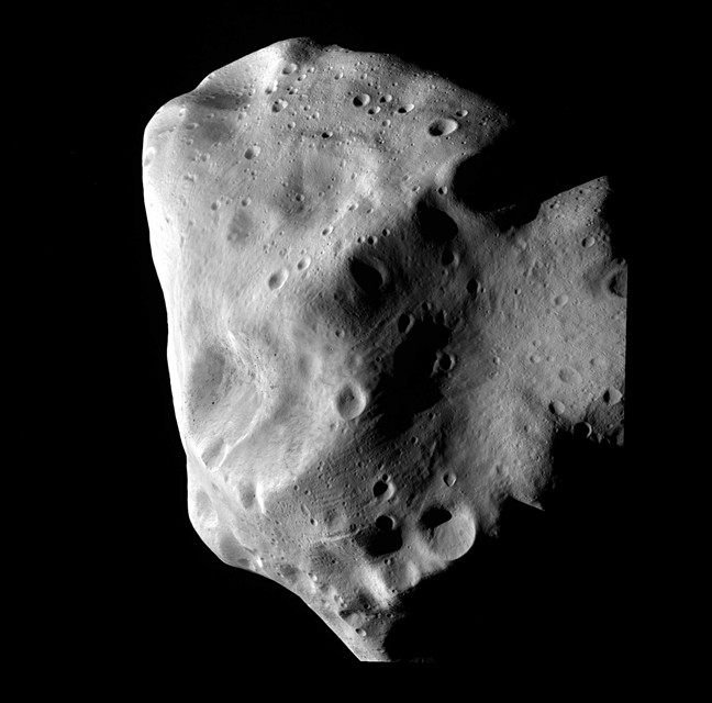 Fotografie poízená sondou Rosetta - nejdetailnjí fotografie Lutetie poízená pi nejbliím prletu