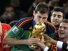 HRDINA. panlsk brank Iker Casillas ve finle zlikvidoval nkolik velkch anc a zaslouen si pak vychutnval radost z vtzstv.