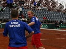 Jan Hjek (zdy) a Luk Dlouh a kapitn Jaroslav Navrtil pi Davis Cupu v Chile