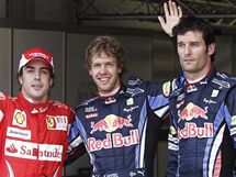 Sebastian Vettel z Red Bullu (uprosted) se raduje pot, co zajel nejrychlej as v kvalifikaci. Druh msto obsadil jeho tmov kolega Mark Webber (vpravo), tet byl Fernando Alonso z Ferrari.  