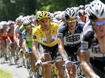 V ZKRYTU. Dritel lutho trikotu Fabian Cancellara obklopen tmovmi kolegy bhem sedm etapy Tour de France.