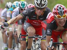 Lance Armstrong odhazuje lahev ve stoupn bhem sedm etapy Tour de France.