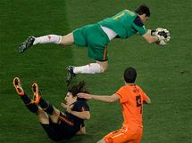 Iker Casillas placht vzduchem nad lecm Carlesem Puyolem. Pihl Robin van Persie.