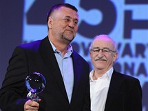 MFFKV 2010 -  Rajko Grli (vlevo) pevzal z rukou Juraje Herze 10. ervence na 45. ronku Mezinrodnho filmovho festivalu (MFF) v Karlovch Varech cenu za reii