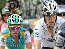 Alberto Contador (vlevo) a Andy Schleck v 9. etap Tour de France. 