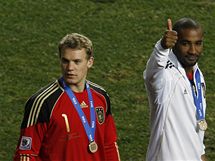 NMECK RADOST. Brank Neuer (vlevo) a tonk Cacau se raduj z bronzov medaile na mistrovstv svta v Jin Africe.