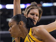 Jana Vesel (v pozad) ze Seattlu Storm v duelu WNBA proti Los Angeles Sparks brn Tinu Thompsonovou