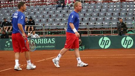 Jan Hjek (vlevo) a Luk Dlouh bhem tyhry tvrtfinle Davis Cupu v Chile