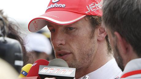 Jenson Button odpovídá na otázky noviná poté, co v kvalifikaci zajel a trnáctý nejrychlejí as.