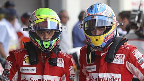 NEMLI JSME NA N. Piloti stáje Ferrari Felipe Massa (vlevo) a Fernando Alonso zamylen hledí na monopost Red Bullu. Práv jezdci této stáje ovládli kvalifikaci na okruhu Sliverstone a nechali vechny konkurenty za sebou.
