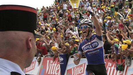 DOKÁZAL JSEM TO! Sylvain Chavanel v zatím nejnáronjí etap letoní Tour de France ujel vem svým soupem a v cíli si mohl vychutnat radost z vítzství.