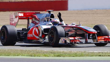 I v kvalifikaci Velké ceny Británie se Alonso ocitl mimo dráhu.