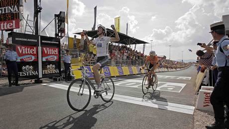 Lucemburský cyklista Andy Schleck se raduje poté, co v cílové rovince pespurtoval panla Samuela Sáncheze.