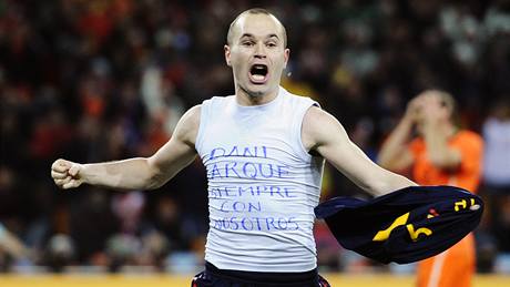 FINÁLOVÝ HRDINA. Andrés Iniesta se raduje z branky, kterou vystřelil Španělům titul mistrů světa. FINÁLOVÝ HRDINA. Andrés Iniesta se raduje z branky, kterou vystřelil Španělům titul mistrů světa.